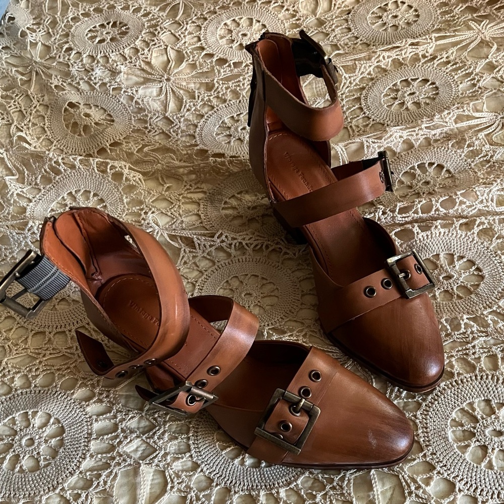 Elegant Brown Women's Flats with Buckle Detail